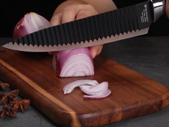 cutting onion with ceramic knife 