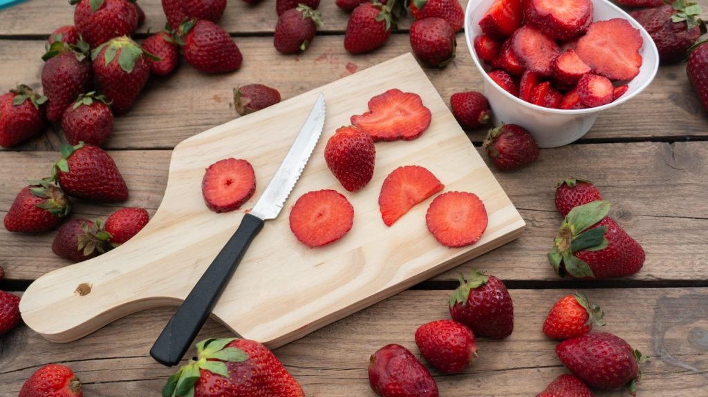 how to use mineral oil on cutting board